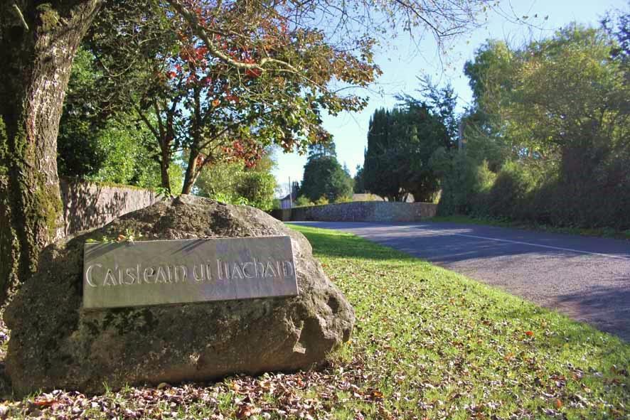 Stone roadside sign marking Caisleán Ó Liatháin.